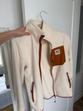 Kari Traa Cream Sherpa Fleece Jacket with Pink Zip Detail